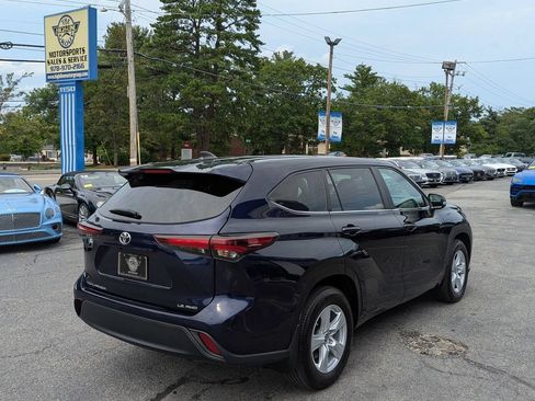 Used 2024 Toyota Highlander LE AWD/4WD image 7