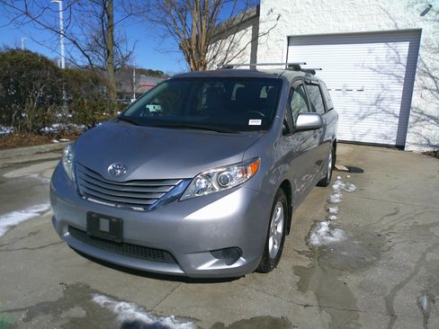 Used 2017 Toyota Sienna LE image 5