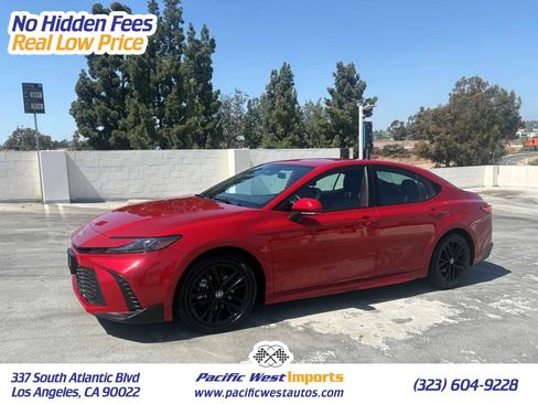 Used 2025 Toyota Camry SE FWD image 1