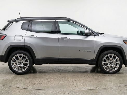 Used 2025 Jeep Compass Limited image 11