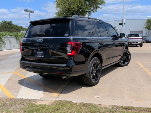Used 2023 Ford Expedition Limited AWD/4WD image 10