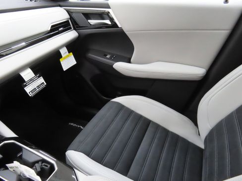 New 2025 Mitsubishi Outlander SE image 19