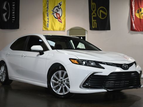 Used 2021 Toyota Camry LE image 3