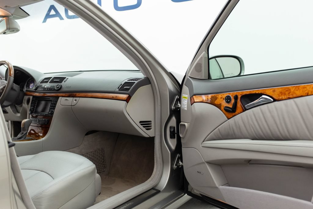 Used 2005 Mercedes-Benz E 500 Sedan w/ Lighting Pkg image 25