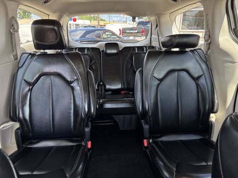 Used 2024 Chrysler Pacifica Touring-L FWD image 9