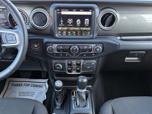 Used 2023 Jeep Gladiator Overland AWD/4WD image 16