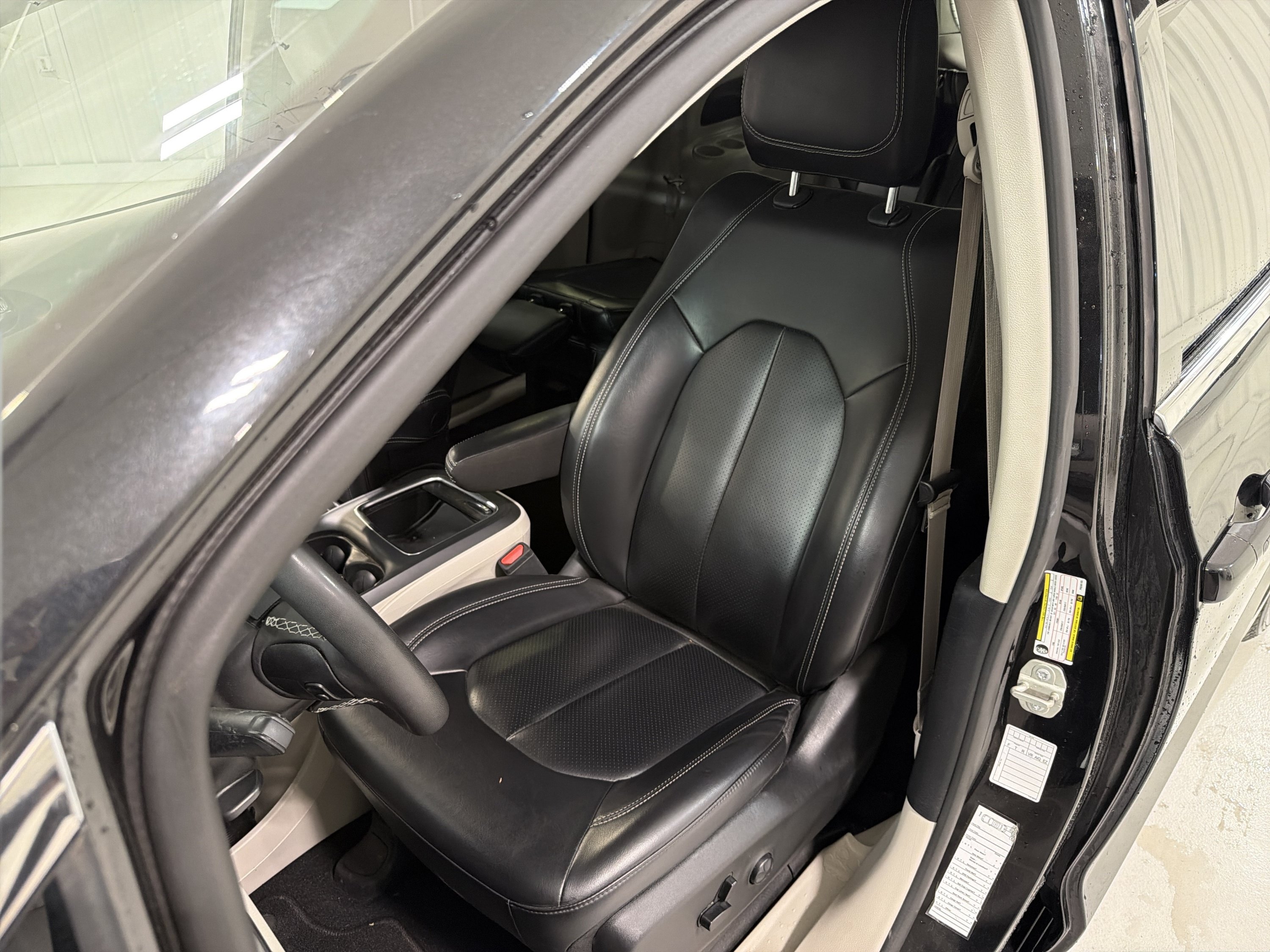 Used 2023 Chrysler Pacifica Touring-L FWD image 9