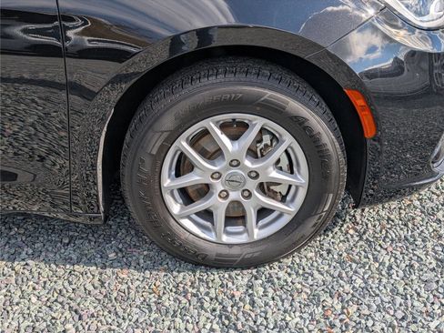 Used 2024 Chrysler Pacifica Touring-L image 9