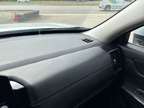 Used 2025 Nissan Pathfinder SV FWD image 33