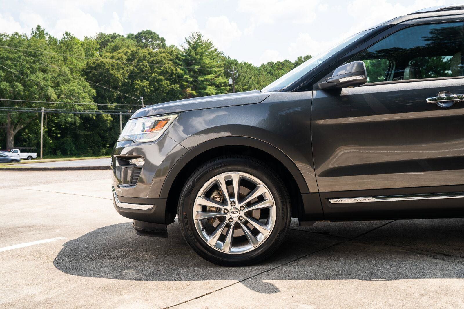 Used 2018 Ford Explorer Limited FWD image 3