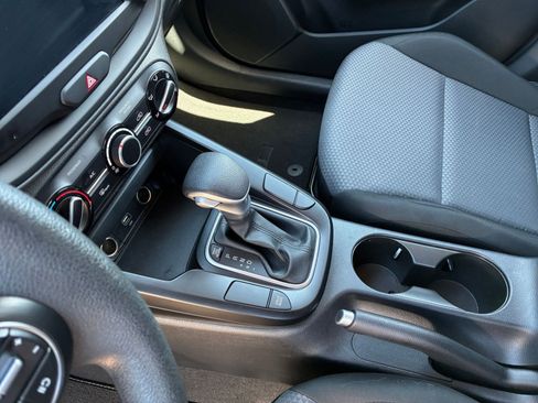 Used 2025 Kia Soul LX w/ LX Technology Package FWD image 34