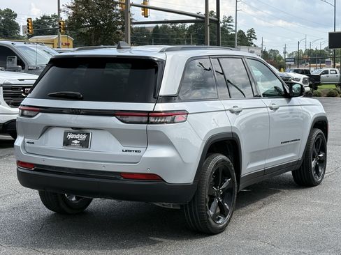 Used 2024 Jeep Grand Cherokee Limited w/ Black Appearance Package AWD/4WD image 11
