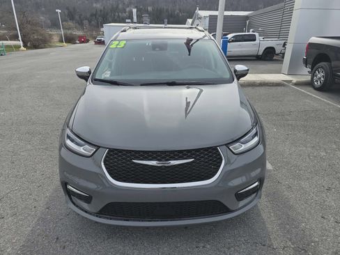 Used 2023 Chrysler Pacifica Limited image 9