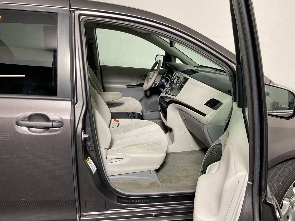 Used 2013 Toyota Sienna LE w/ Towing Pkg FWD image 32