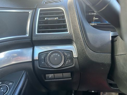 Used 2018 Ford Explorer Limited image 16