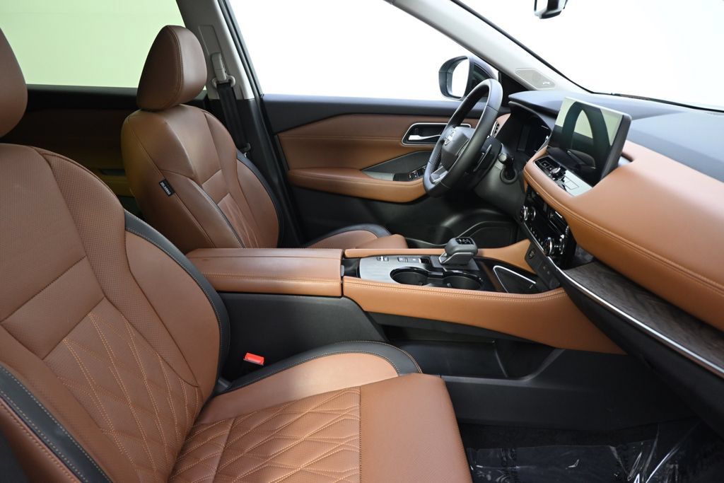 Used 2025 Nissan Rogue Platinum FWD image 16
