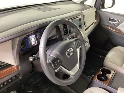 Used 2017 Toyota Sienna Limited Premium image 9