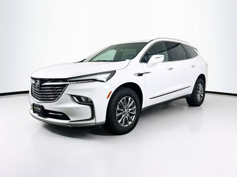 Used 2023 Buick Enclave Essence image 3