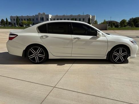 Used 2017 Honda Accord Touring image 4