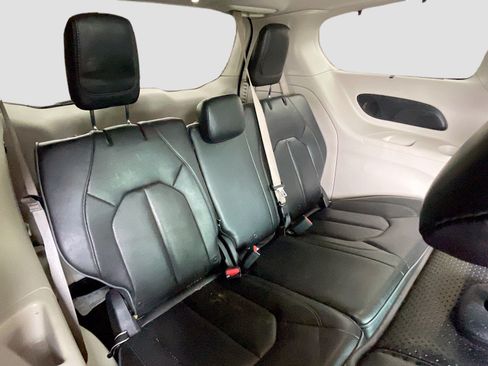 Used 2018 Chrysler Pacifica Limited w/ Advanced Safetytec Group FWD image 20