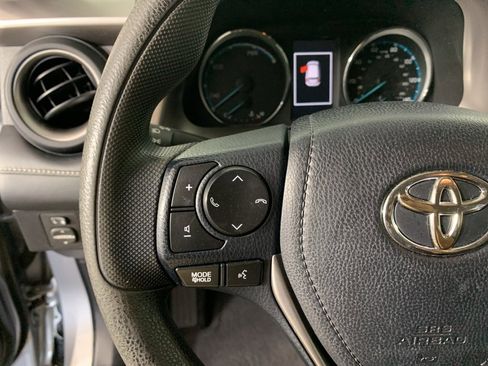 Used 2018 Toyota RAV4 LE image 18