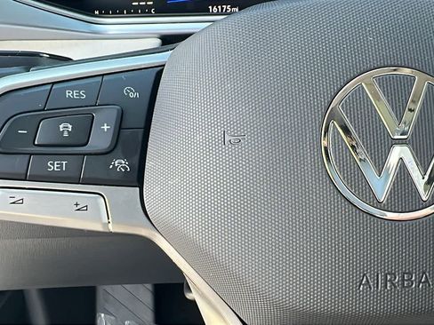 Used 2025 Volkswagen Taos SE w/ Panoramic Sunroof Package image 19