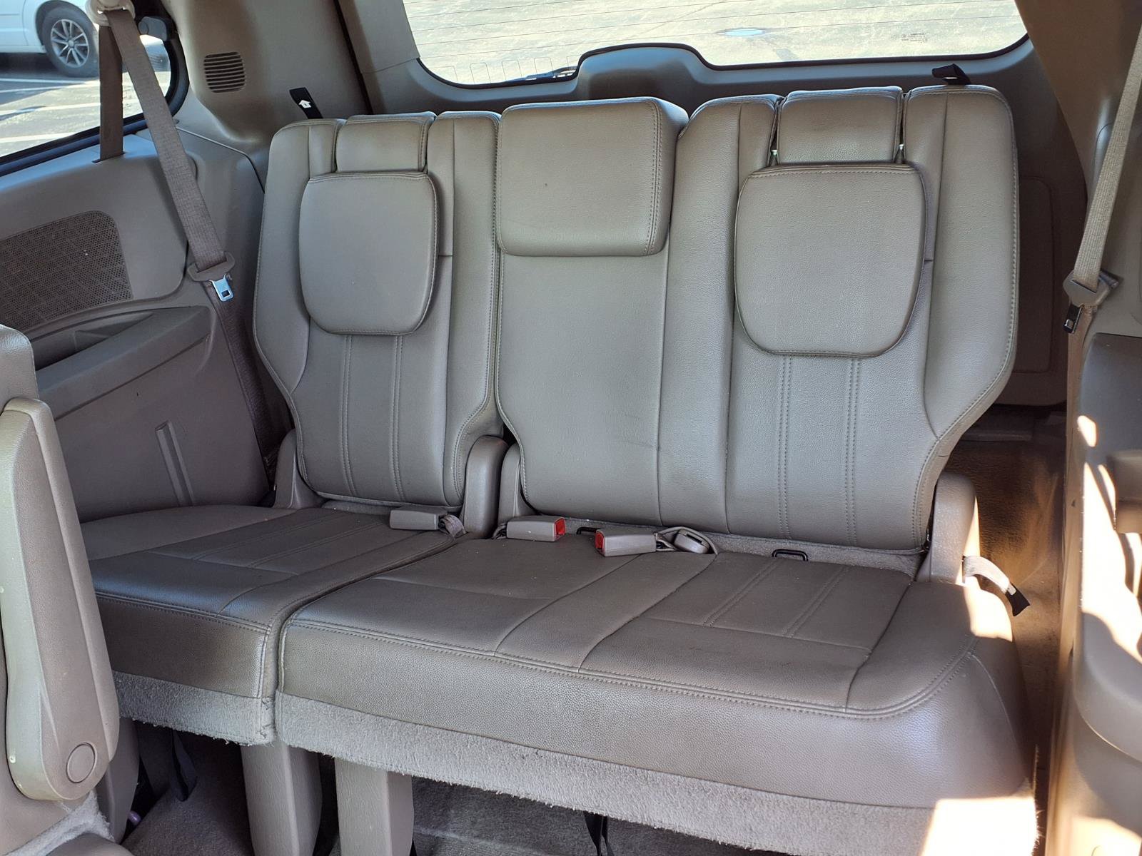 Used 2014 Chrysler Town & Country Touring FWD image 14