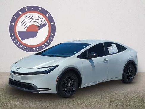 Used 2025 Toyota Prius LE FWD image 1