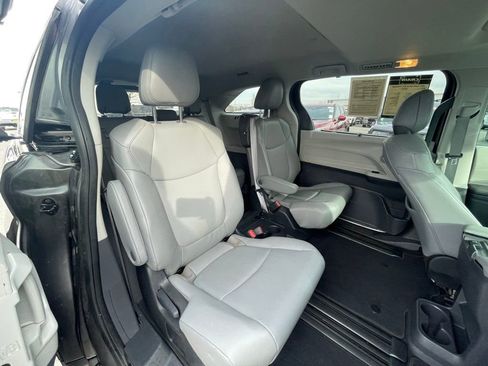 Used 2024 Toyota Sienna XLE image 28