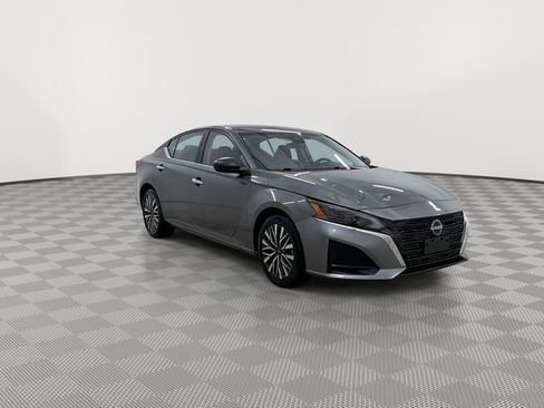 Used 2024 Nissan Altima 2.5 SV image 13