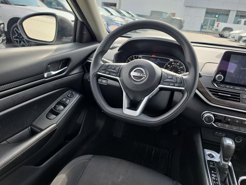 Used 2024 Nissan Altima 2.5 SV FWD image 9