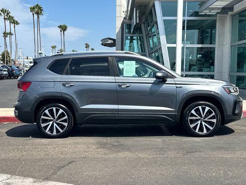 Used 2022 Volkswagen Taos SE FWD image 3