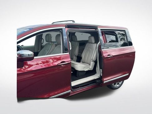 Used 2018 Chrysler Pacifica Limited w/ Tire & Wheel Group FWD image 29