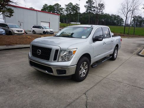 Used 2019 Nissan Titan SV image 22