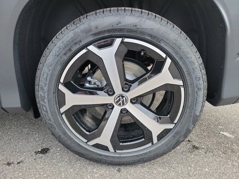 New 2026 Volkswagen Tiguan SE FWD image 23