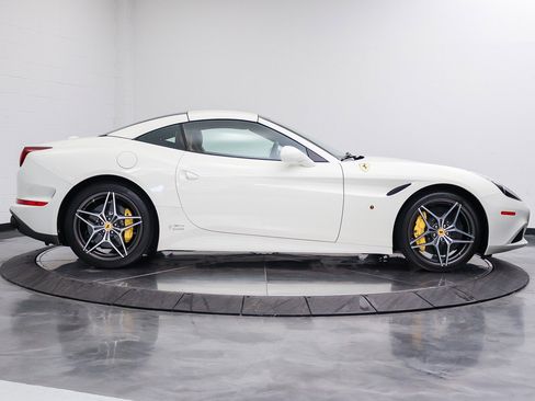 Used 2017 Ferrari California T RWD image 7