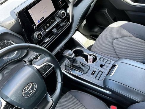 Used 2024 Toyota Highlander LE AWD/4WD image 18