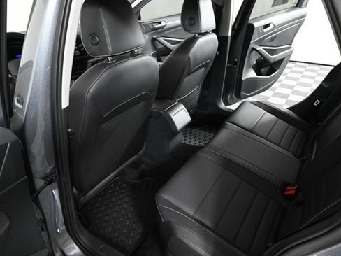 Certified 2023 Volkswagen Jetta SE w/ Panoramic Sunroof Package image 15