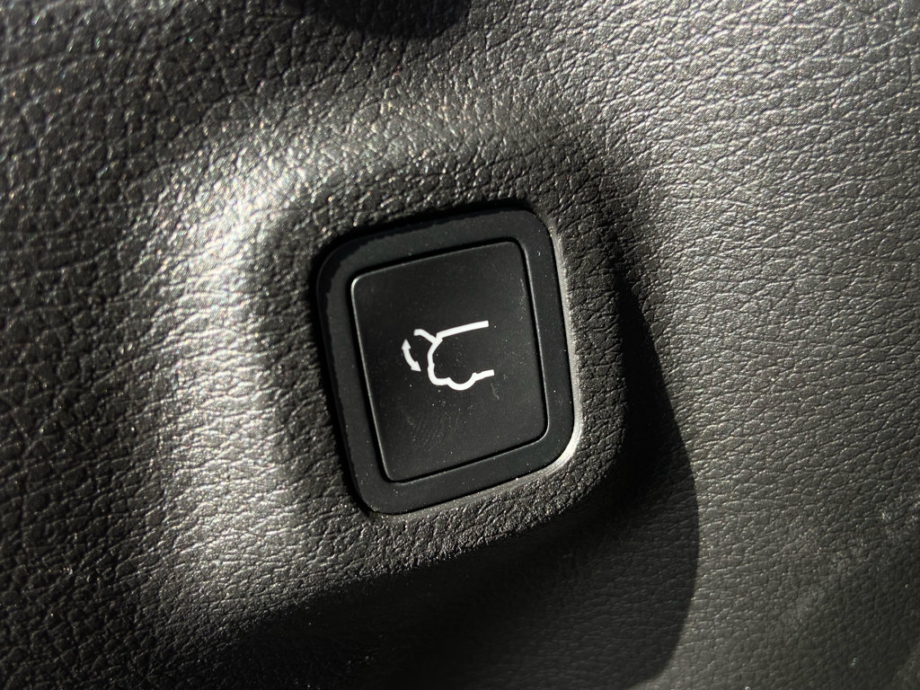 Used 2023 Jeep Compass Latitude w/ Sun and Sound Group AWD/4WD image 12