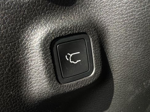 Used 2023 Jeep Compass Latitude w/ Sun and Sound Group AWD/4WD image 12