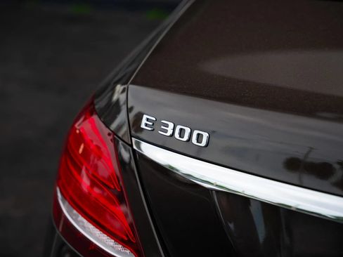 Used 2017 Mercedes-Benz E 300 4MATIC image 21
