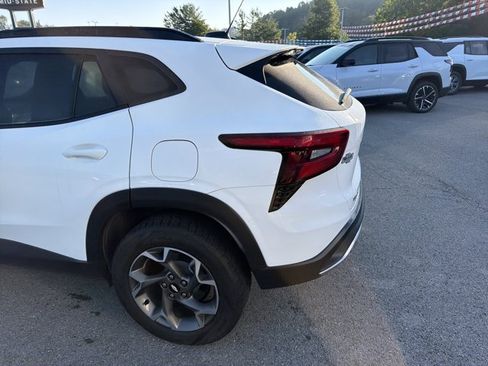Used 2024 Chevrolet Trax LT w/ LT Convenience Package FWD image 8