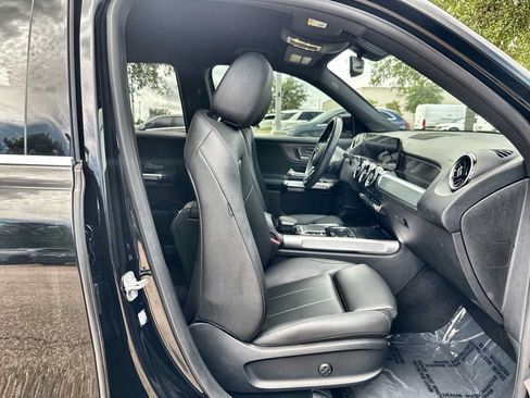 Used 2023 Mercedes-Benz GLB 250 w/ Premium Package image 9