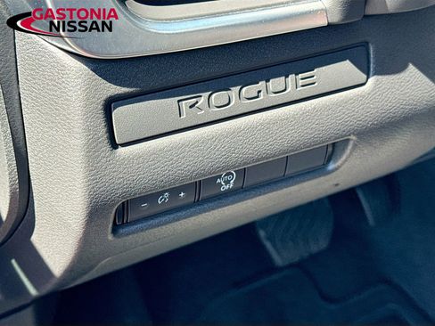 Used 2025 Nissan Rogue S FWD image 13