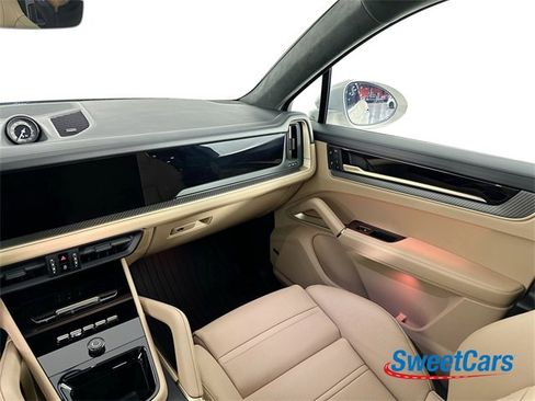 Used 2025 Porsche Cayenne Turbo image 37