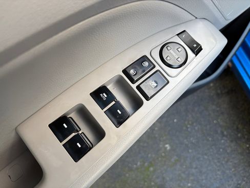 Used 2017 Hyundai Elantra Limited image 16