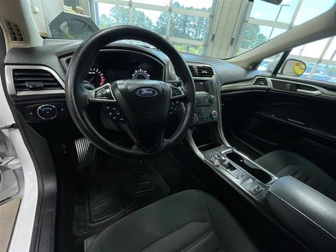 Used 2018 Ford Fusion SE FWD image 13