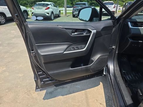 Used 2020 Toyota RAV4 XLE FWD image 38