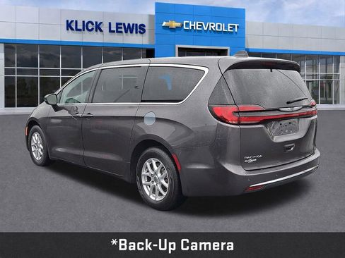 Used 2023 Chrysler Pacifica Touring-L FWD image 5