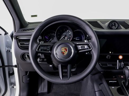 Certified 2025 Porsche Macan image 10